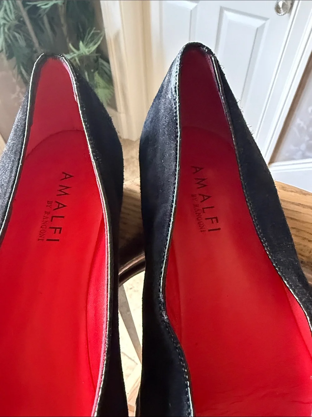 AMALFI by RANGONI ladies black Swede pumps made in Italy size 8